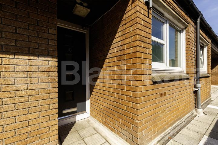 modern and spacious 1 bedroom with patio and close to zone 2 station Lockhart Close, Caledonian Road